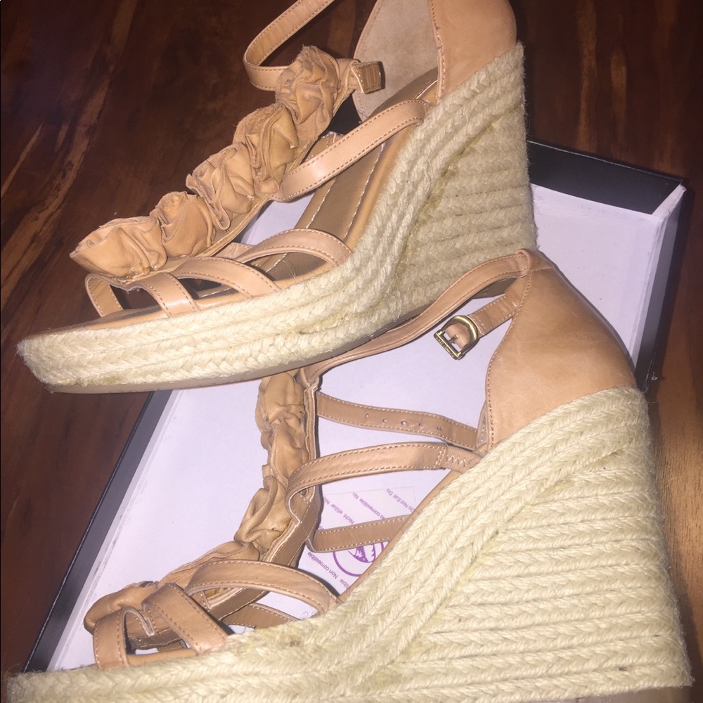 Trendy Vince Camuto sandals. - Picture 4 of 5